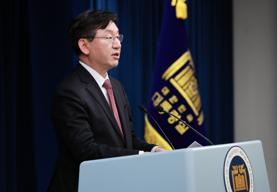 성태윤 대통령실 정책실장이 2일 서울 용산 대통령실 청사에서 경제 현안 브리핑을 하고 있다. 연합뉴스